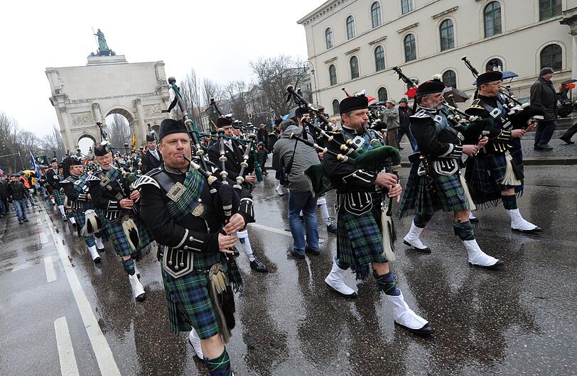 Traditionell ist der Zug von der Münchner Freiheit bis hin zum Odeonsplatz zu Ehren des irischen Schutzpatrons fester Bestandteil des Münchner Event-Kalenders.