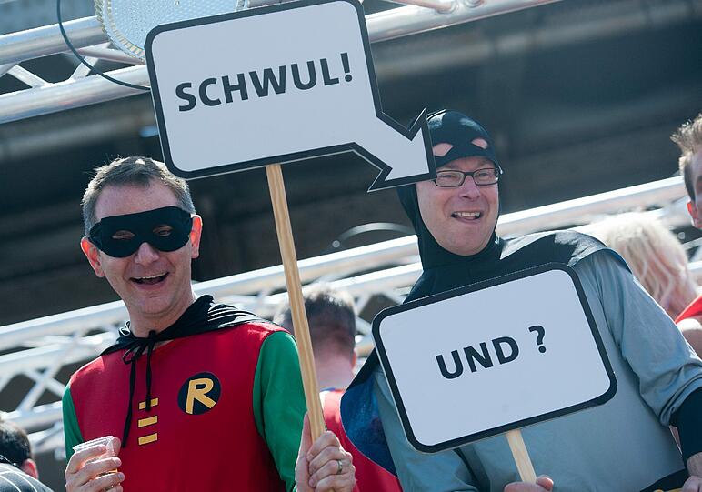 Kunterbunt und gut gelaunt: berlin feiert in schrillen Kostümen den Christopher Street Day! Hier gibts die Bilder von der Parade!