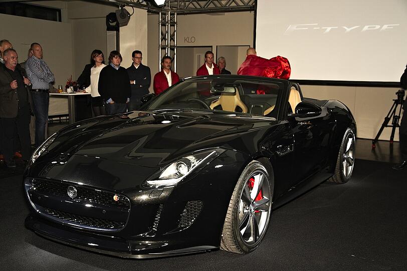 Beim exklusiven "Jaguar F-Type-Viewing" traf sich am Dienstag die Münchner Prominenz: Sehen Sie hier die besten Bilder.