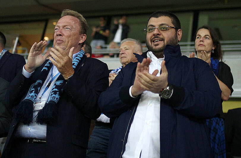 Hasan Ismaik mit Löwen-Präsident Peter Casssalette (links) während der Partie gegen Union Berlin in der Allianz Arena.