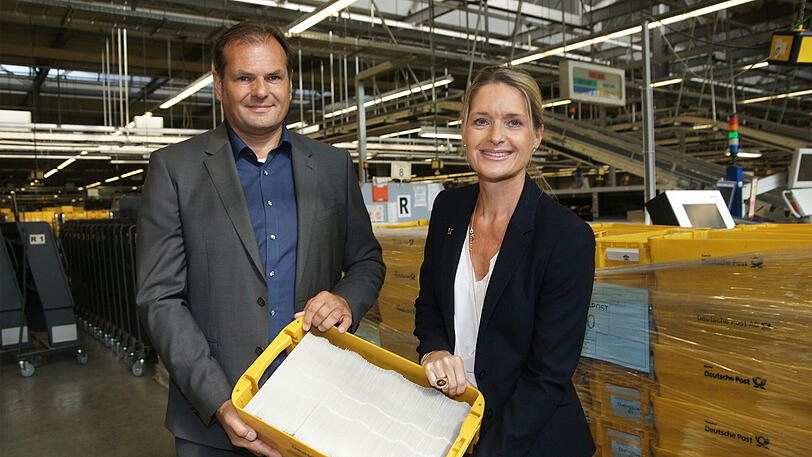 Ab geht die Post (v.l.): der Vize-Kreiswahlleiter Leo Beck mit der Vertriebsdirektorin der Post, Sabine Kaltenbach.