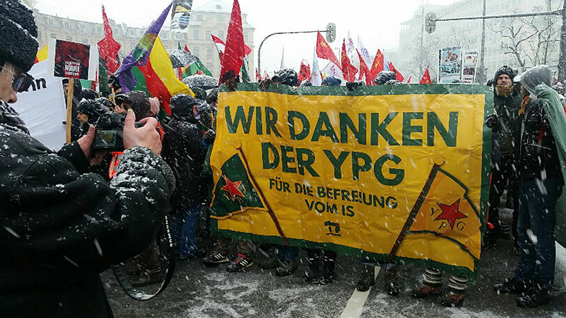 Nach der Auftaktkundgebung auf dem Karlsplatz ging es im Demonstrationszug durch München.