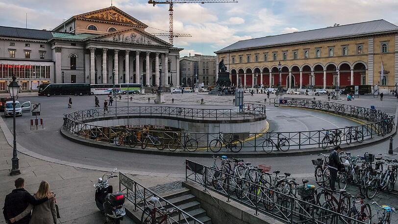 Robert Pupeter hat den Max-Joseph-Platz fotografiert. Seine Idee: Wohnungen in die schneckenförmige Zufahrt des Parkhauses bauen. Für Menschen, die nur kurz in der Stadt sind.