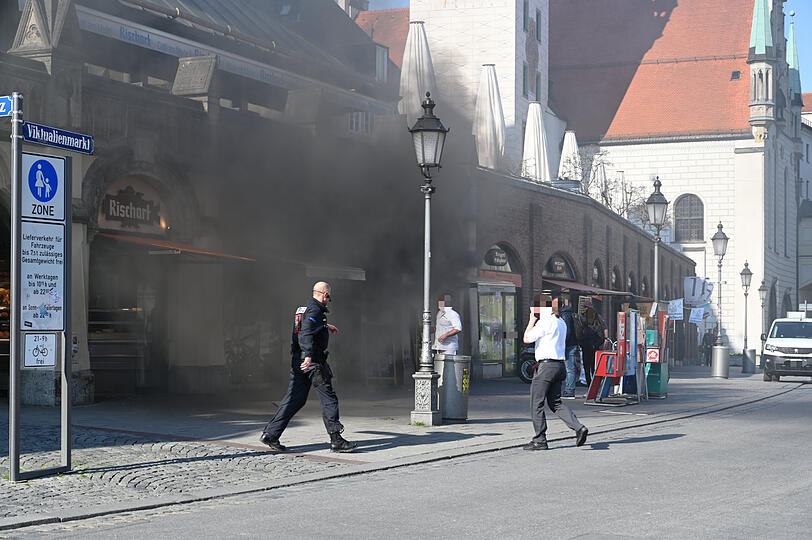 Ein Zeuge verständigte gegen 15.30 Uhr Feuerwehr und Polizei.