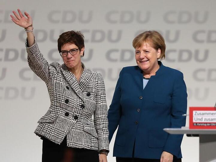 Bundeskanzlerin Angela Merkel gratuliert Annegret Kramp-Karrenbauer zur Wahl als neue CDU-Vorsitzende.