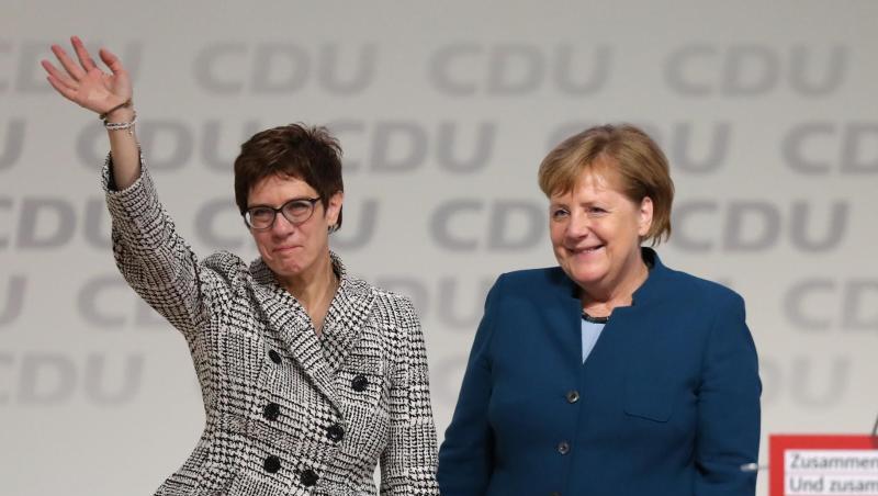 Bundeskanzlerin Angela Merkel gratuliert Annegret Kramp-Karrenbauer zur Wahl als neue CDU-Vorsitzende. Bundeskanzlerin Angela Merkel gratuliert Annegret Kramp-Karrenbauer zur Wahl als neue CDU-Vorsitzende.