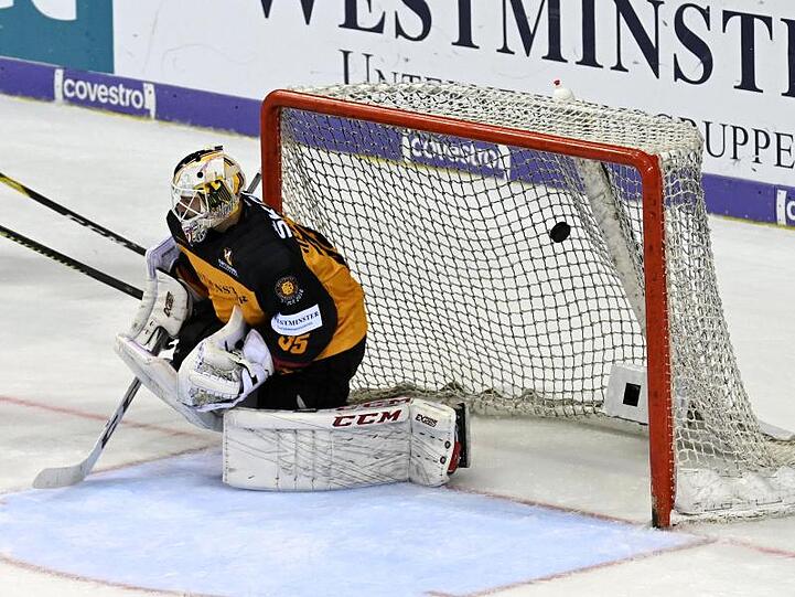 Deutschlands Mathias Niederberger lässt den Puck in sein Tor. Foto: Henning Kaiser/dpa