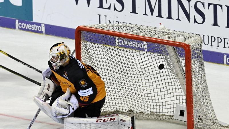 Deutschlands Mathias Niederberger lässt den Puck in sein Tor. Foto: Henning Kaiser/dpa Deutschlands Mathias Niederberger lässt den Puck in sein Tor. Foto: Henning Kaiser/dpa