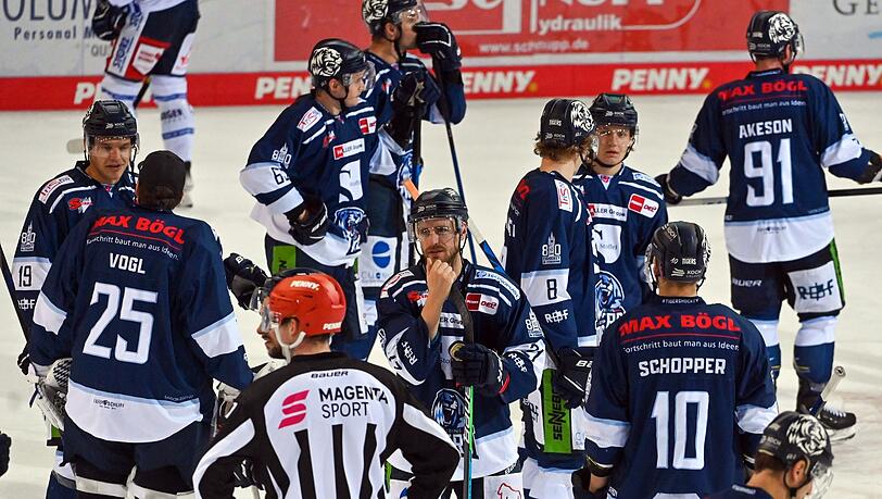 Die Mannschaft von Straubing steht auf dem Eis.