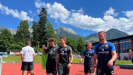 Die Löwen kommen zum Aufwärmen im Alpenstadion in Schönau beim Testspiel.