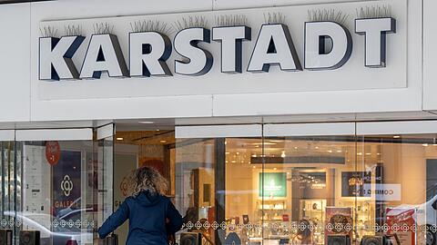 Eine Frau betritt eine Karstadt-Filiale.
