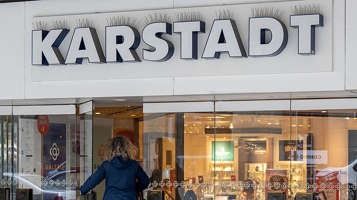 Eine Frau betritt eine Karstadt-Filiale.