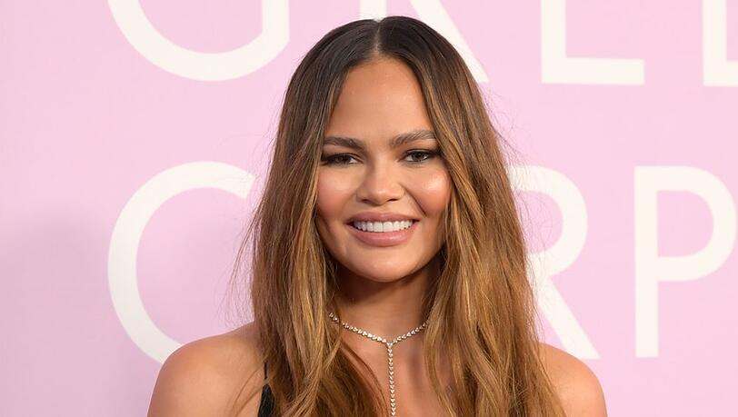 Chrissy Teigens Urlaub endete in einem Flughafen-Chaos. Chrissy Teigens Urlaub endete in einem Flughafen-Chaos.