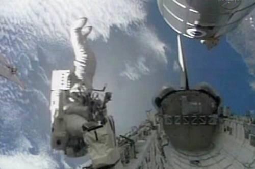 Die US-Astronautin Heidemarie Stefanyshyn-Piper (kleines Foto). Beim Reinigen eines Sonnensegels der ISS entglitt ihr die Wergzeugtasche und verschwand im All. Fotos: AP, NASA TV