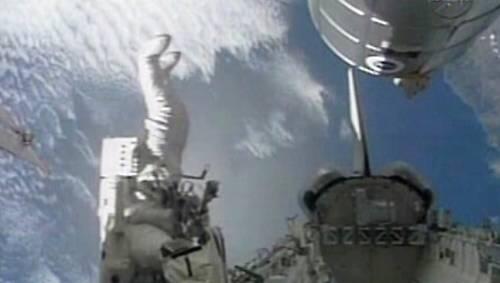 Die US-Astronautin Heidemarie Stefanyshyn-Piper (kleines Foto). Beim Reinigen eines Sonnensegels der ISS entglitt ihr die Wergzeugtasche und verschwand im All. Fotos: AP, NASA TV Die US-Astronautin Heidemarie Stefanyshyn-Piper (kleines Foto). Beim Reinigen eines Sonnensegels der ISS entglitt ihr die Wergzeugtasche und verschwand im All. Fotos: AP, NASA TV