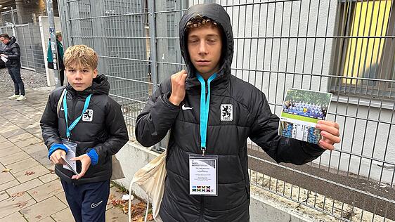 Vor dem Spiel verteilen Jugendspieler des TSV die besonderen Sticker fürs Löwen-Sammelheft.