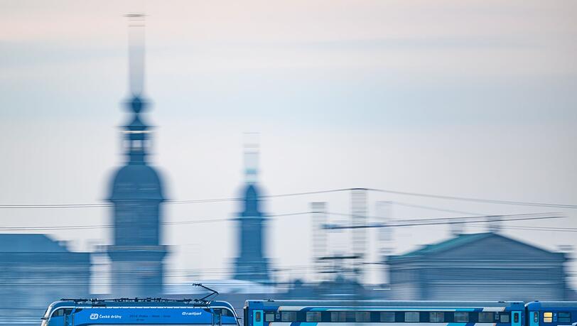 Ein Eurocity-Zug fährt durch Dresden. In einem Teil der Züge wird es weiterhin die beliebten Speisewagen mit frisch gekochtem Essen geben. (Archivbild) Ein Eurocity-Zug fährt durch Dresden. In einem Teil der Züge wird es weiterhin die beliebten Speisewagen mit frisch gekochtem Essen geben. (Archivbild)