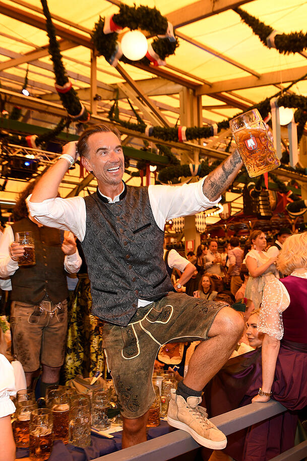 Florian Silbereisen: Er scheint auch ein Bierzelt als Kapitän auf den richtigen Kurs zu bringen. Das Gwand wäre perfekt, wenn da nicht die Sneakers wären. Zu einer perfekten Tracht gehören einfach immer noch Haferlschuhe. Aber Weste, Hemd und Lederhose: super. Florian Silbereisen: Er scheint auch ein Bierzelt als Kapitän auf den richtigen Kurs zu bringen. Das Gwand wäre perfekt, wenn da nicht die Sneakers wären. Zu einer perfekten Tracht gehören einfach immer noch Haferlschuhe. Aber Weste, Hemd und Lederhose: super.