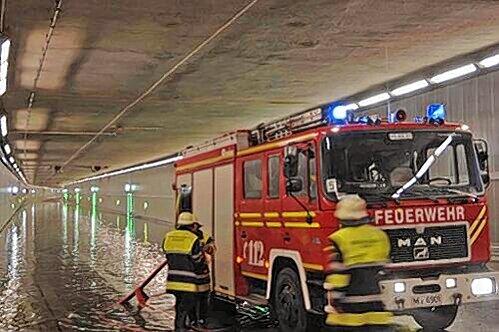 Der überschwemmte Richard-Strauss-Tunnel: Die Feuerwehr arbeitete die ganze Nacht.
