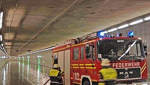 Der überschwemmte Richard-Strauss-Tunnel: Die Feuerwehr arbeitete die ganze Nacht. Der überschwemmte Richard-Strauss-Tunnel: Die Feuerwehr arbeitete die ganze Nacht.