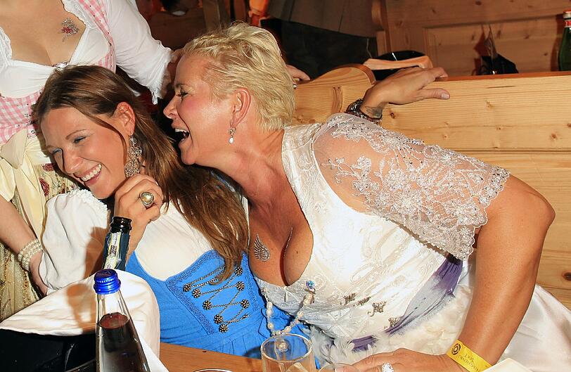 Besonders gut verstehen sich Simone Lambe- Ballack und Claudia Effenberg am Sonntag im Weinzelt