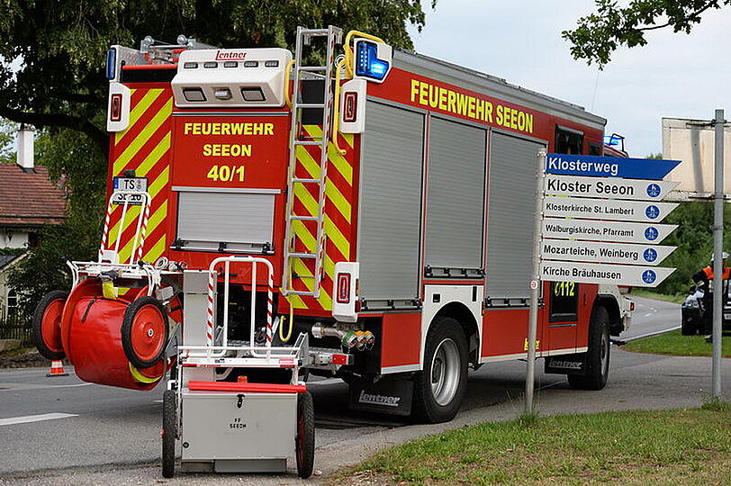 Eine 14 jährige wurde beim überqueren der Straße zum Bushäuschen von einem PKW erfasst und schwer Verletzt. Bilder der Unfallstelle.