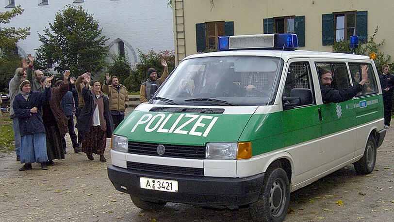Immer wieder ist die Polizei bei der Glaubensgemeinschaft gewesen. 2013 haben ihnen die Behörden 40 Kinder weggenommen. Immer wieder ist die Polizei bei der Glaubensgemeinschaft gewesen. 2013 haben ihnen die Behörden 40 Kinder weggenommen.