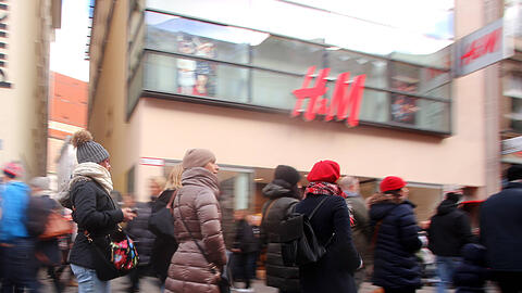 H&M ist mit etlichen Geschäften in der Fußgängerzone vertreten - zwei von ihnen werden im kommenden Jahr schließen. Auch die abgebildete Filiale in der Kaufingerstraße 18.