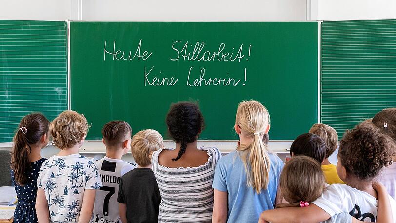 Immer wieder muss an bayrischen Schulen wegen Lehrermangels der Unterricht ausfallen.