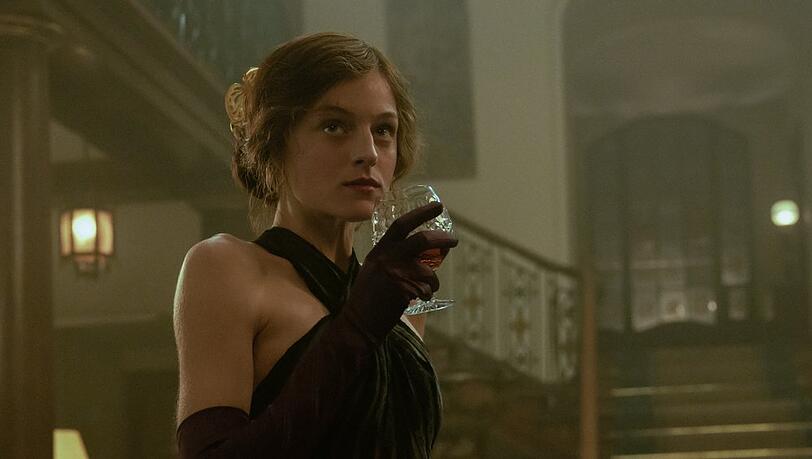 "The Crown"-Star Emma Corrin spielt in "Lady Chatterleys Liebhaber" Hauptfigur Lady Constance Chatterley.