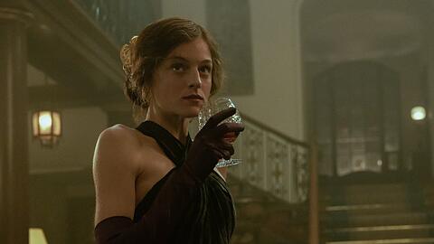 "The Crown"-Star Emma Corrin spielt in "Lady Chatterleys Liebhaber" Hauptfigur Lady Constance Chatterley.