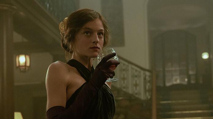 "The Crown"-Star Emma Corrin spielt in "Lady Chatterleys Liebhaber" Hauptfigur Lady Constance Chatterley.