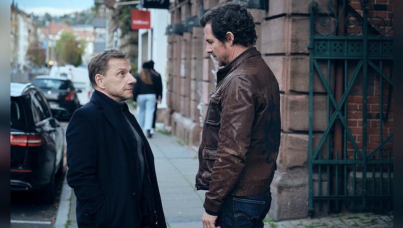 Richy M&uuml;ller (l.) und Felix Klare aka. Thorsten Lannert und Sebastian Bootz besprechen im "Tatort: Zerrissen" das weitere Vorgehen