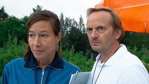 "Beckenrand Sheriff": Silke Wilhelm (Johanna Wokalek), Trainerin der lokalen Wasserballmannschaft, mit Schwimmmeister Karl Kruse (Milan Peschel).