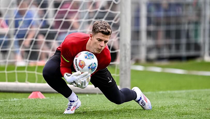 Augsburgs Torwart Finn Dahmen hat den Sprung in die Nationalmannschaft geschafft.