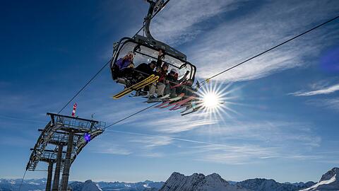 An der Zugspitze er&ouml;ffnete das Skigebiet im November. Die Hauptsaison dort und vielen anderen alpinen Skigebieten beginnt an diesem Wochenende. (Archiv)