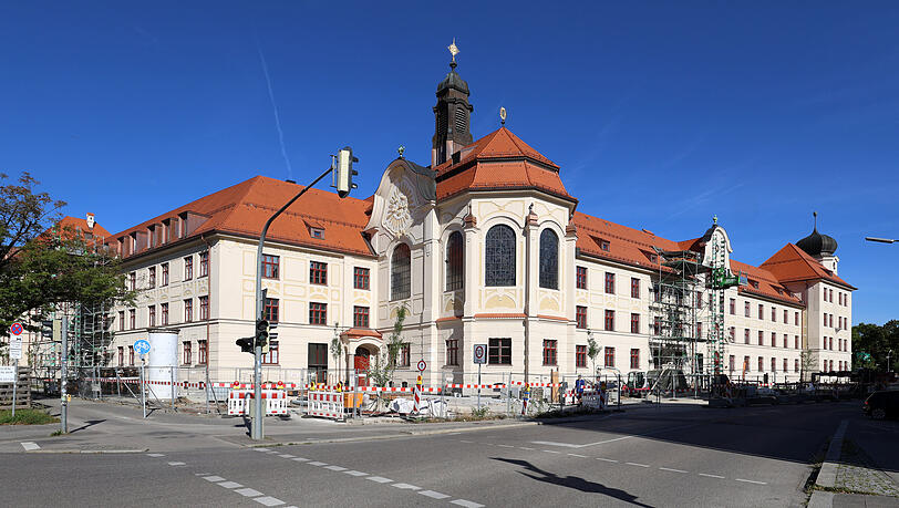 Das St.-Martins-Spital an der Severinstraße eröffnet ab Oktober wieder als Münchner Volkshochschule. Das St.-Martins-Spital an der Severinstraße eröffnet ab Oktober wieder als Münchner Volkshochschule.
