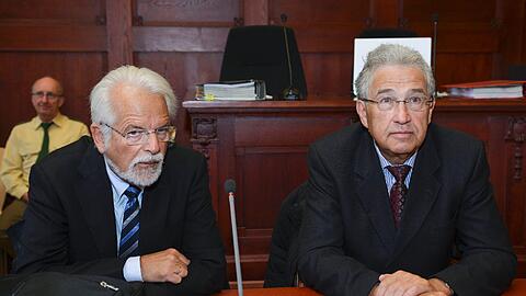 Die Gutachter Norbert Nedopil und Hans-Ludwig Kröber (r.) sitzen im Landgericht Bayreuth. Körber hält das Geständnis von Ulvi K. für glaubwürdig.