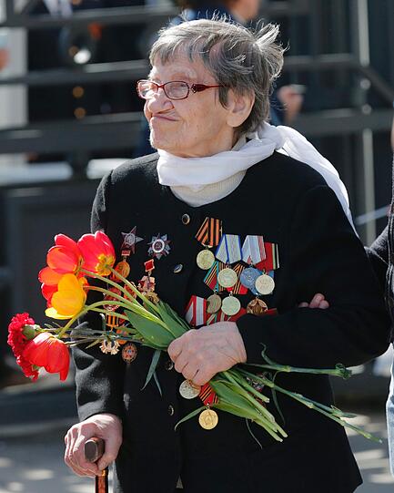 Auf dem Roten Platz in Moskau hat die größte Militärparade der russischen Geschichte begonnen. Zum 70. Jahrestag des Sieges der Sowjetunion über Hitlerdeutschland nahm Kremlchef Wladimir Putin die pompöse Waffenschau ab.