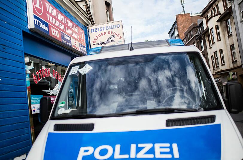 NRW in Aufruhr: Polizisten stehen vor einem türkischen Reisebüro.