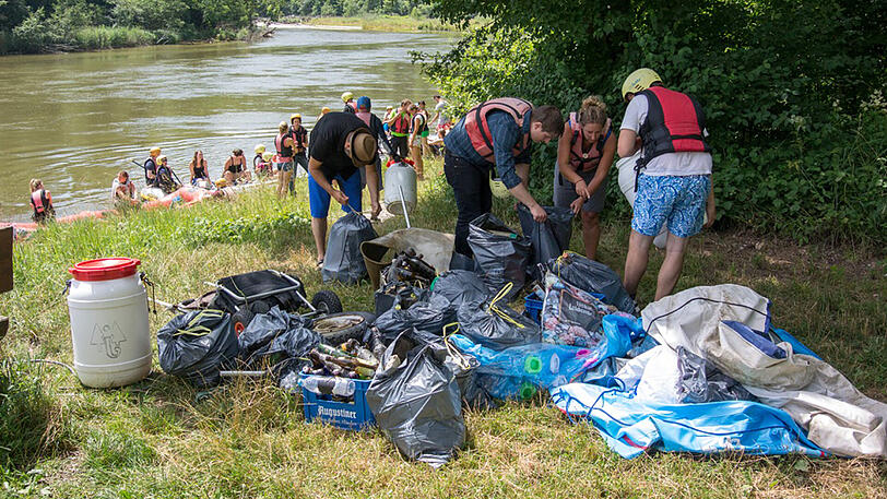 Reichlich Müll sammelten die freiwilligen Helfer am Sonntag auf der Isar ein. Die Bilder der RamaDama-Aktion.