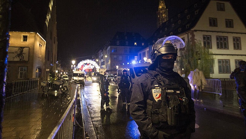 Polizisten stehen vor dem Eingang zum Straßburger Weihnachtsmarkt. Polizisten stehen vor dem Eingang zum Straßburger Weihnachtsmarkt.