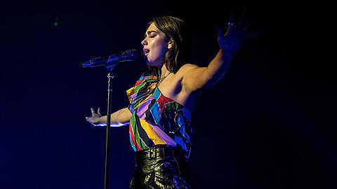 Sängerin Dua Lipa steht auf knallige Farben. Der Batik-Look kommt da gerade recht.