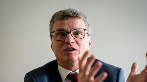 Bayerns Kunstminister Bernd Sibler (CSU) spricht bei einem Interview. Foto: Kay Nietfeld/dpa/Archivbild