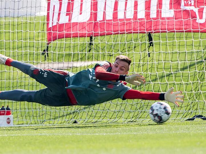 Torwart Christian Früchtl vom Fußball-Bundesligisten FC Bayern München hechtet dem Ball hinterher. Foto: Peter Kneffel/Archivbild