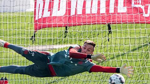 Torwart Christian Früchtl vom Fußball-Bundesligisten FC Bayern München hechtet dem Ball hinterher. Foto: Peter Kneffel/Archivbild