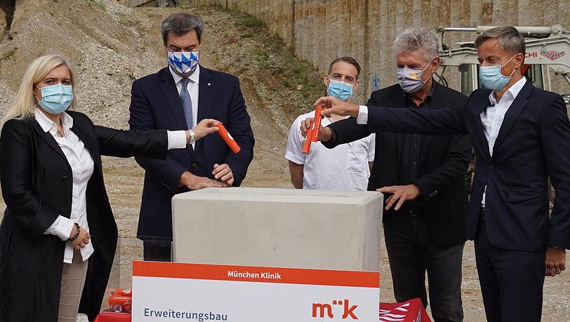 Ministerin Huml, Ministerpräsident Söder, OB Reiter und Klinik-Chef Axel Fischer bei Grundsteinlegung.