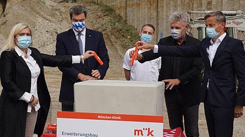 Ministerin Huml, Ministerpräsident Söder, OB Reiter und Klinik-Chef Axel Fischer bei Grundsteinlegung.