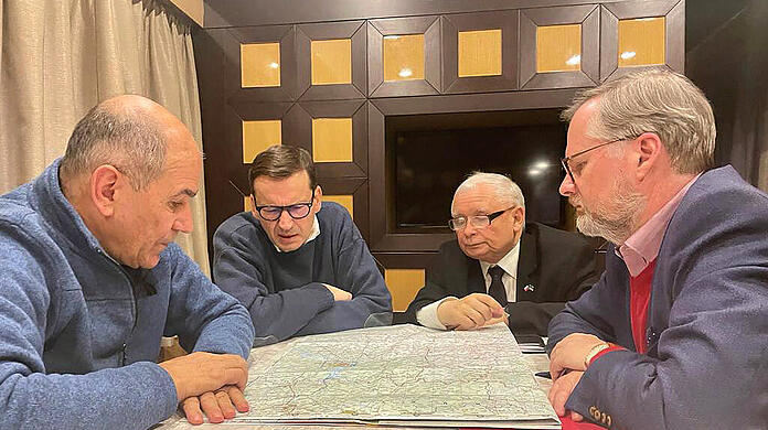 Das Foto, das Mateusz Morawiecki (2.v.l.),  Ministerpräsident von Polen, auf Twitter verbreitet, zeigt ihn mit seinem Vize Jaroslaw Kaczynski (2.v.r.) sowie Tschechiens Ministerpräsident Petr Fiala (r) und seinem slowenischen Amtskollegen Janez Jansa (l) an einem Tisch mit einer Karte der Ukraine. Die Regierungschefs von Polen, Tschechien und Slowenien sind nach Angaben des polnischen Ministerpräsidenten Mateusz Morawiecki in Kiew angekommen.