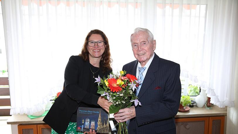 Leuchtende Gerbera im Abendzeitungsrot für den AZ-Fan: Lokalreporterin Eva von Steinburg gratuliert Gustav Borscz im Namen aller Mitarbeiter der Abendzeitung München.